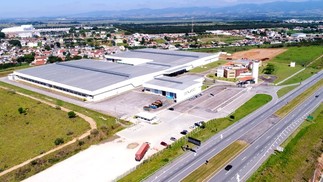 Os carros serão fabricados em uma unidade já existente da Embraer na cidade. O local, no entanto, deverá ser ampliado para receber a nova linha de produção — Foto: Divulgação