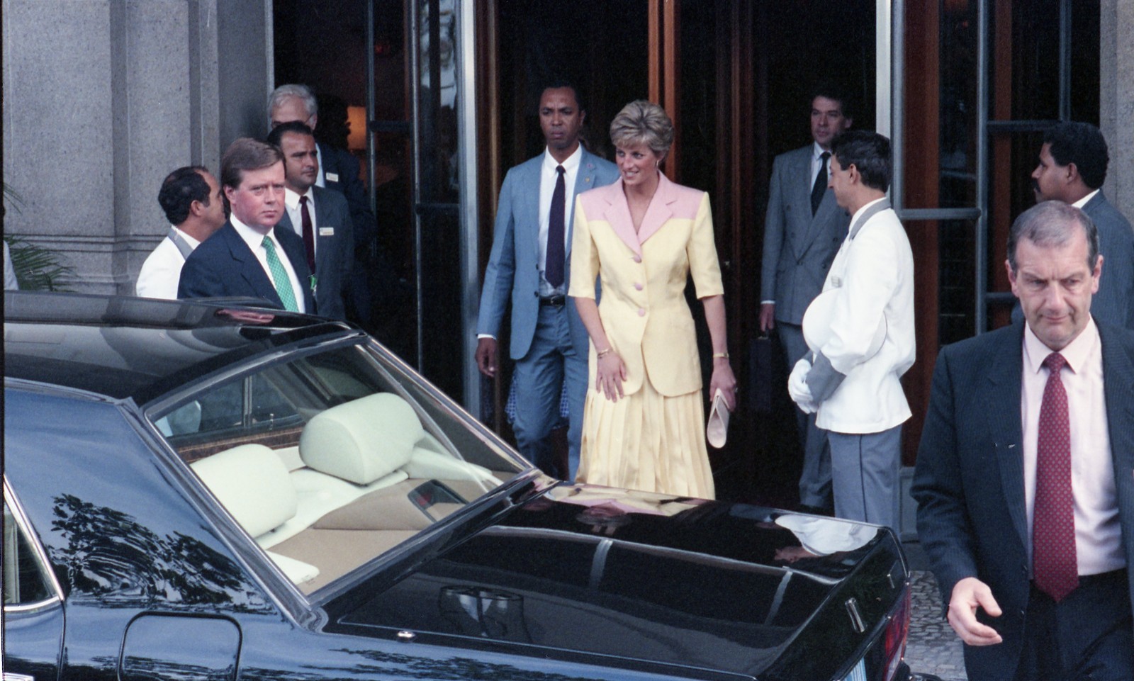 O príncipe Charles e Lady Di deixam o Copacabana Palace — Foto: Julio Cesar Guimarães / Agência O Globo