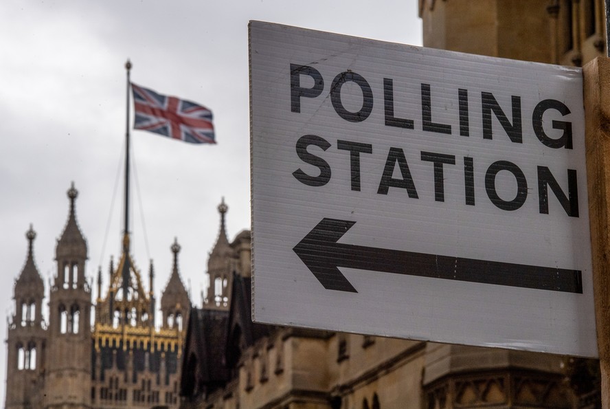 Placa indica local de votação perto do Parlamento do Reino Unido, em Londres