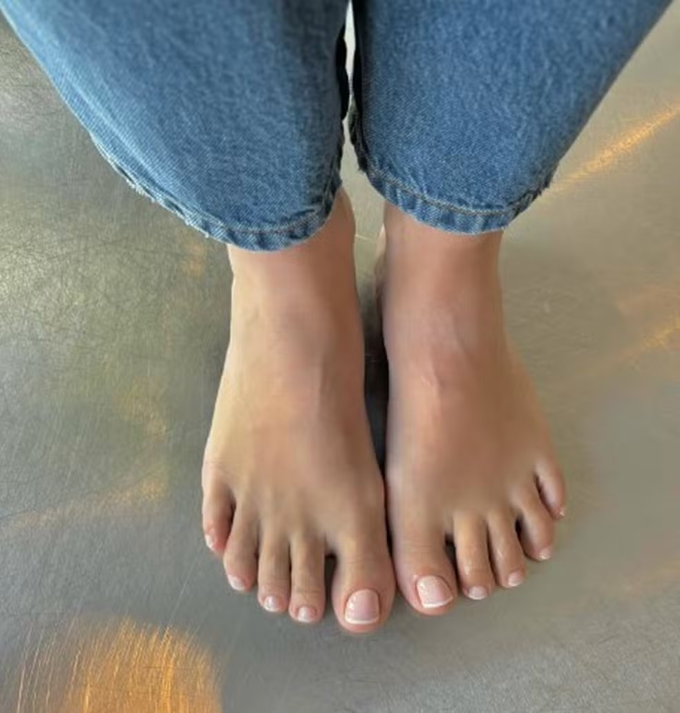 Fotografia dos pés da cantora britânica Lily Allen — Foto: Reprodução