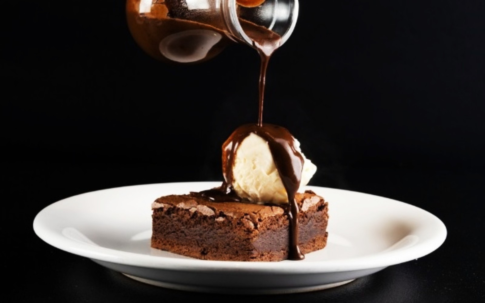  Para os amantes de chocolate, o chef Jimmy Ogro preparou em seu novo restaurante, o BistrOgro, em Botafogo, o Bolo Solado, que vem com sorvete de creme e calda de chocolate (R$ 29,90). Tel.: 99343-4442 — Foto: Divulgação