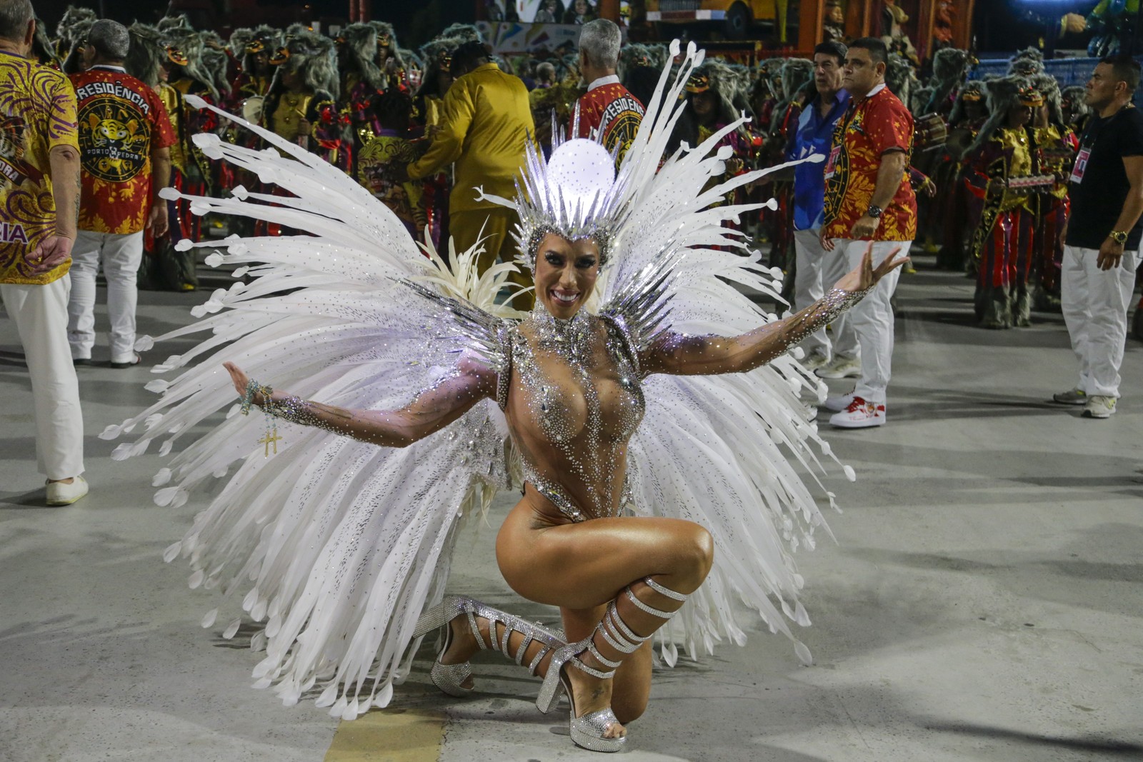 A rainha de bateria da Porto da Pedra, Tati Minerato — Foto: Domingos Peixoto