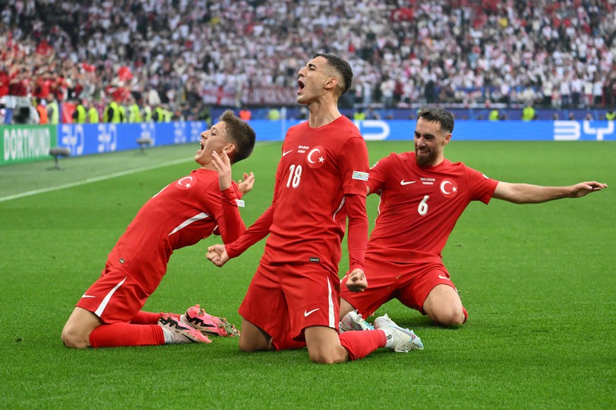 O zagueiro número 18 da Turquia, Mert Muldur, comemora com seus companheiros depois de marcar o primeiro gol de sua equipe durante a partida de futebol do Grupo F da UEFA Euro 2024 entre Turquia e Geórgia, no BVB Stadion, em Dortmund