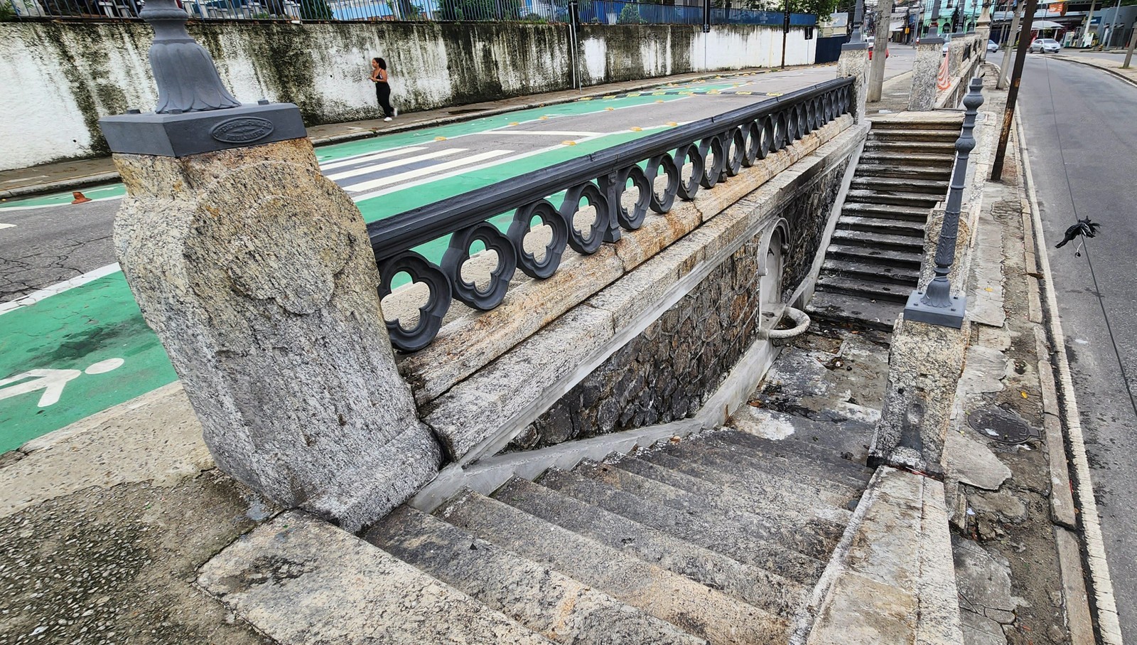 São Cristóvão é um dos bairros com registro de vandalismo a monumentos em 2023. Na foto, balaustrada, que tem peças de metal subtraídas — Foto: Custodio Coimbra / Agência O Globo