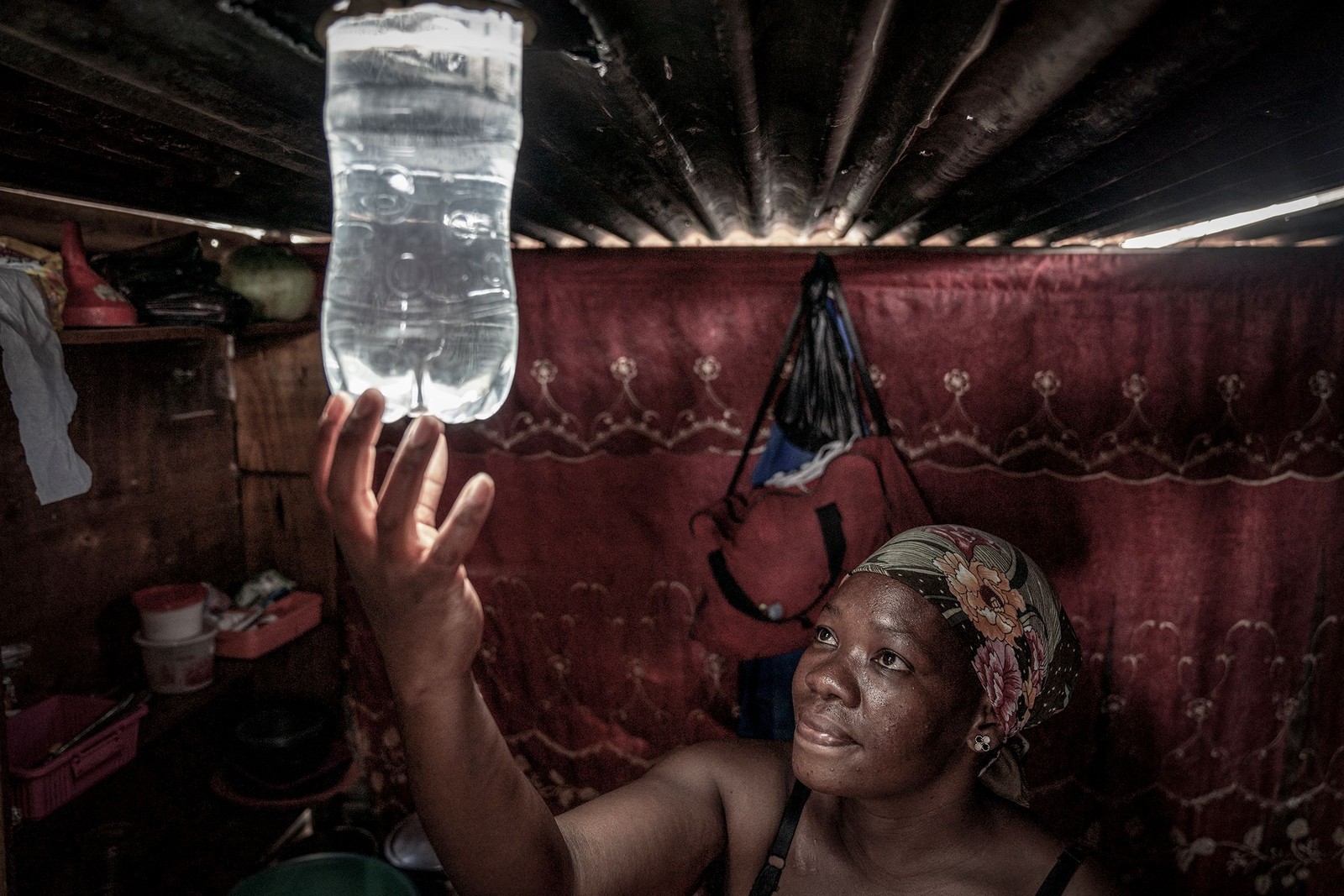 Garrafa d'água é usada improvisada como luminária em acampamento em Centurion, África do Sul, que enfrenta apões programados — Foto: AFP