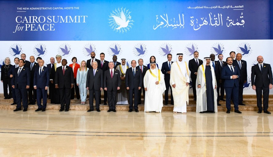 Líderes regionais e ocidentais posam para foto durante a Cúpula Internacional da Paz no Cairo