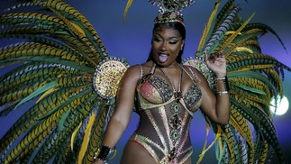 Megan Thee Stallion, ao entrar no Palco, com adereços de fantasia de escola de samba — Foto: Marcelo Theobald