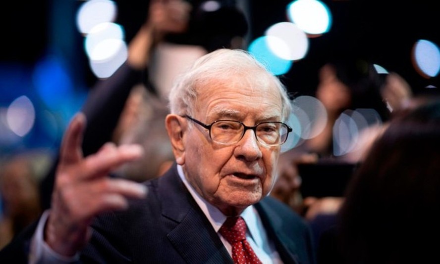 Dono do grupo Berkshire Hathaway, o investidor americano Warren Buffet, de 91 anos, aparece na quinta posição, com uma patrimônio de UA$ 118 bilhõesAFP