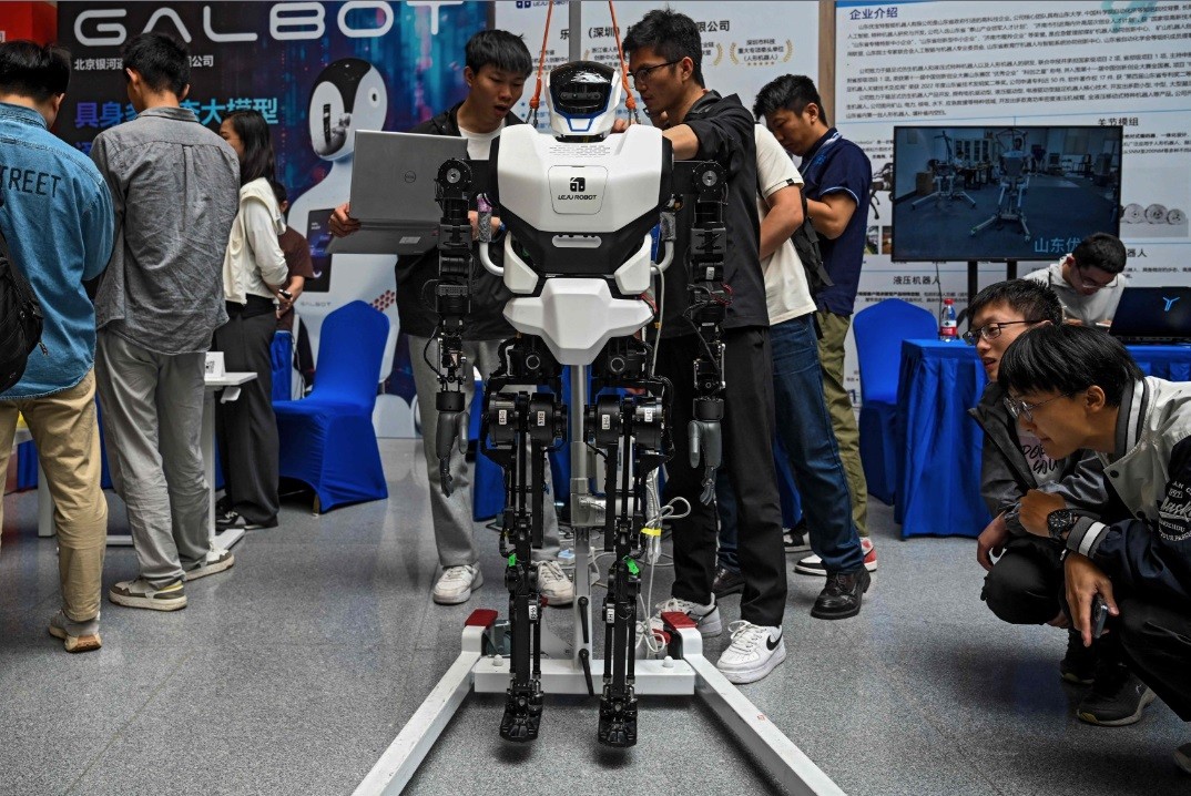 Um robô humanoide é exibido na Conferência de Desenvolvedores de Robôs Humanoides da China 2024, que aconteceu em Xangai — Foto: AFP