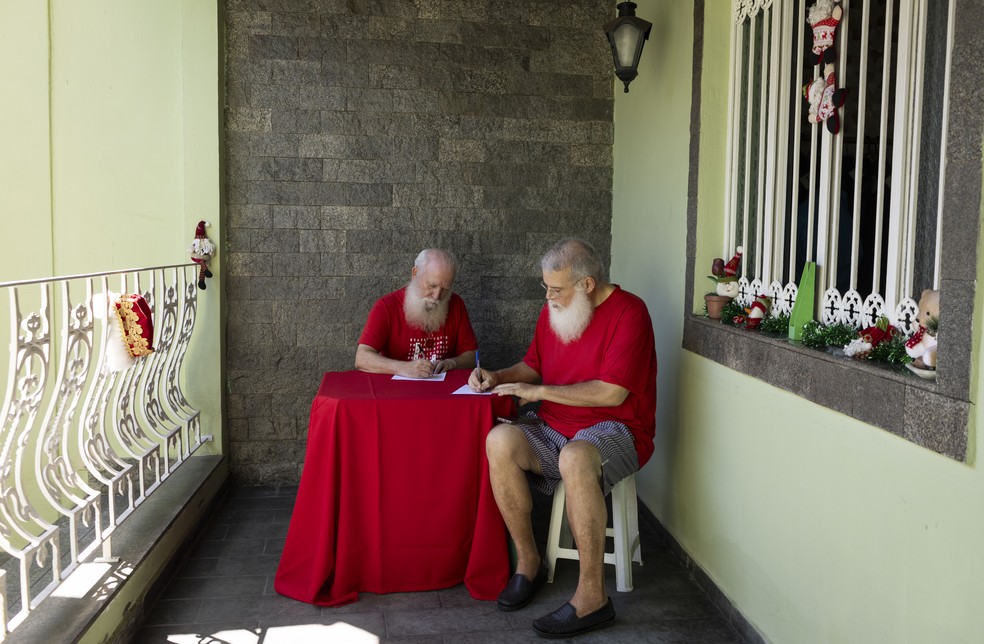 Papais Noéis escrevem cartas com seus desejos de Natal ao Bom Velhinho — Foto: Marcia Foletto/Agência O Globo