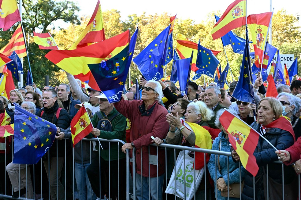 Manifestantes carregavam bandeiras da Espanha e da União Europeia — Foto: Javier Soriano/AFP