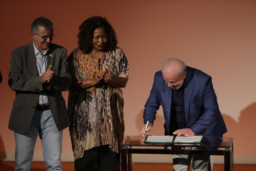 O presidente Luiz Inácio Lula da Silva e a ministra da Cultura Margareth Menezes assinam o decreto que regulamenta o fomento cultural no Brasil