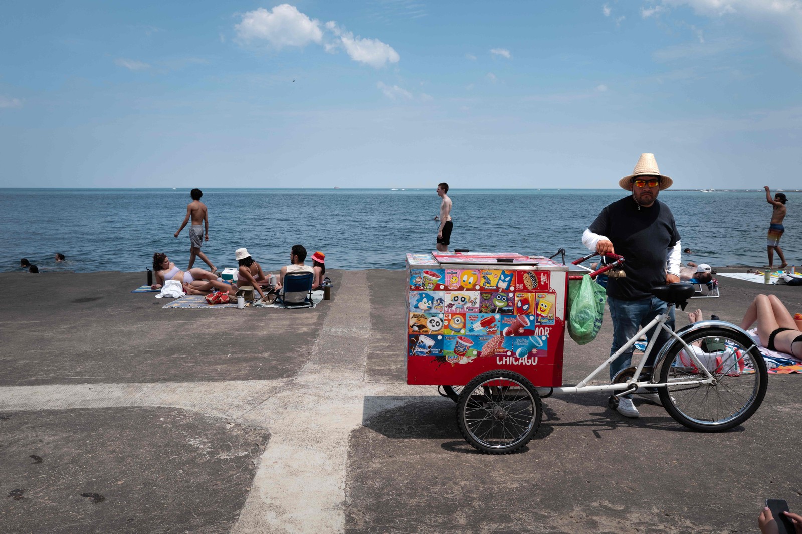 Vendedor de sorvete à beira do lago enquanto as temperaturas batiam recorde em Chicago, Illinois. — Foto: Scott Olson/Getty Images/AFP