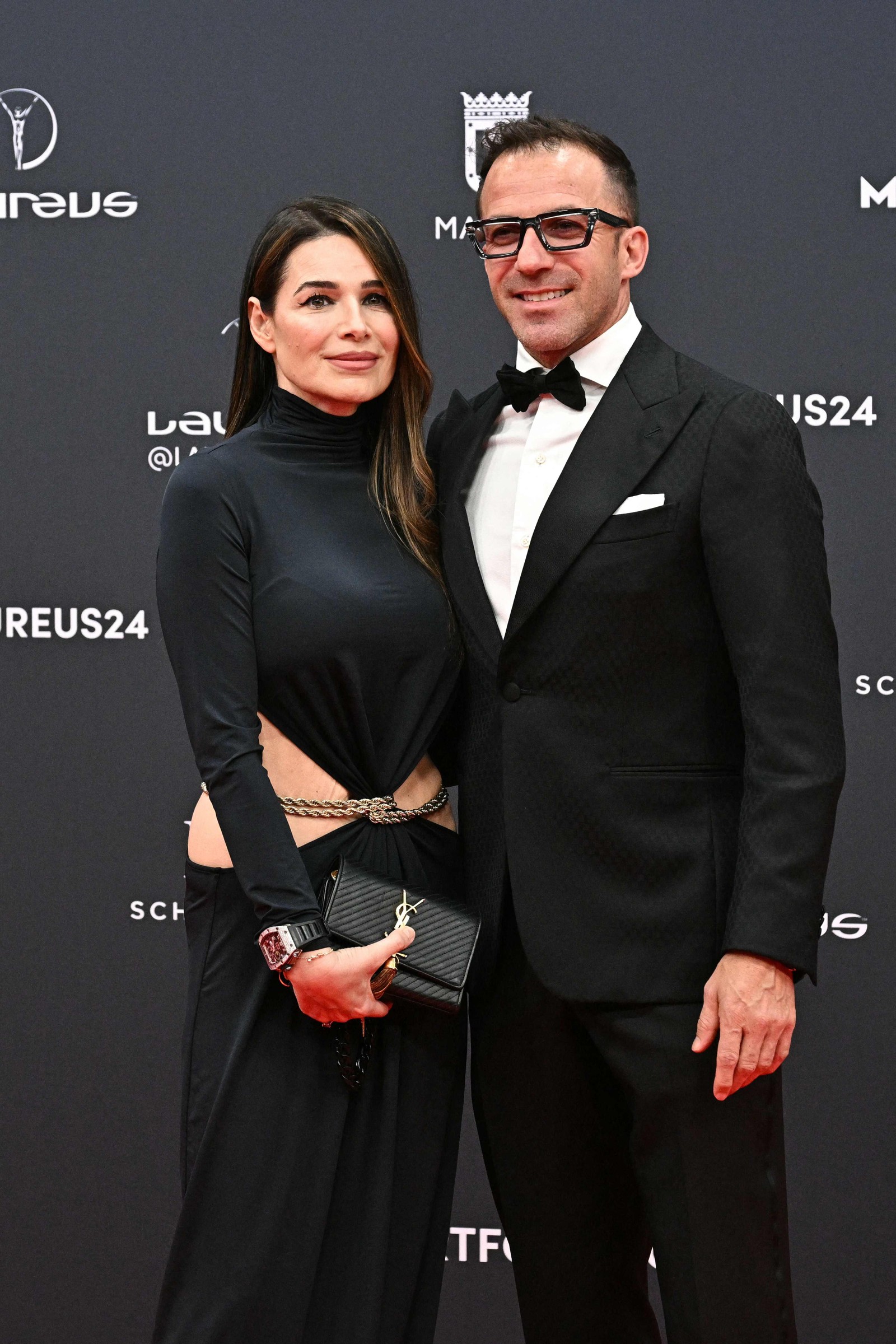 O ex-jogador italiano da Juventus, Alessandro Del Piero, e sua esposa posam no tapete vermelho antes da 25ª gala do Laureus World Sports Awards em Madri — Foto: JAVIER SORIANO / AFP