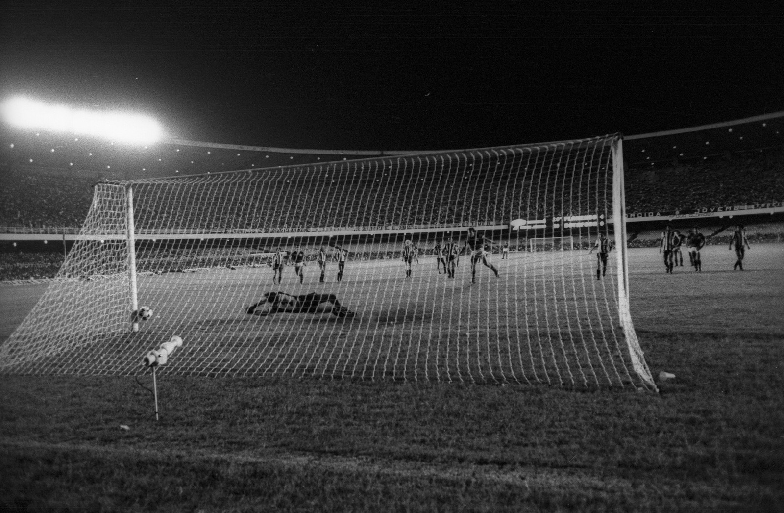 Zico marca de pênalti, no jogo da vingança. Botafogo 0 X 6 Flamengo em 1981 — Foto: Jorge Marinho / Agência O Globo