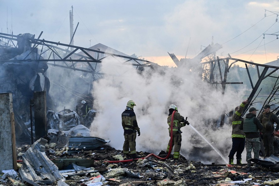 Bombeiros atual em área de Kiev, na Ucrânia atingida por um míssil russo