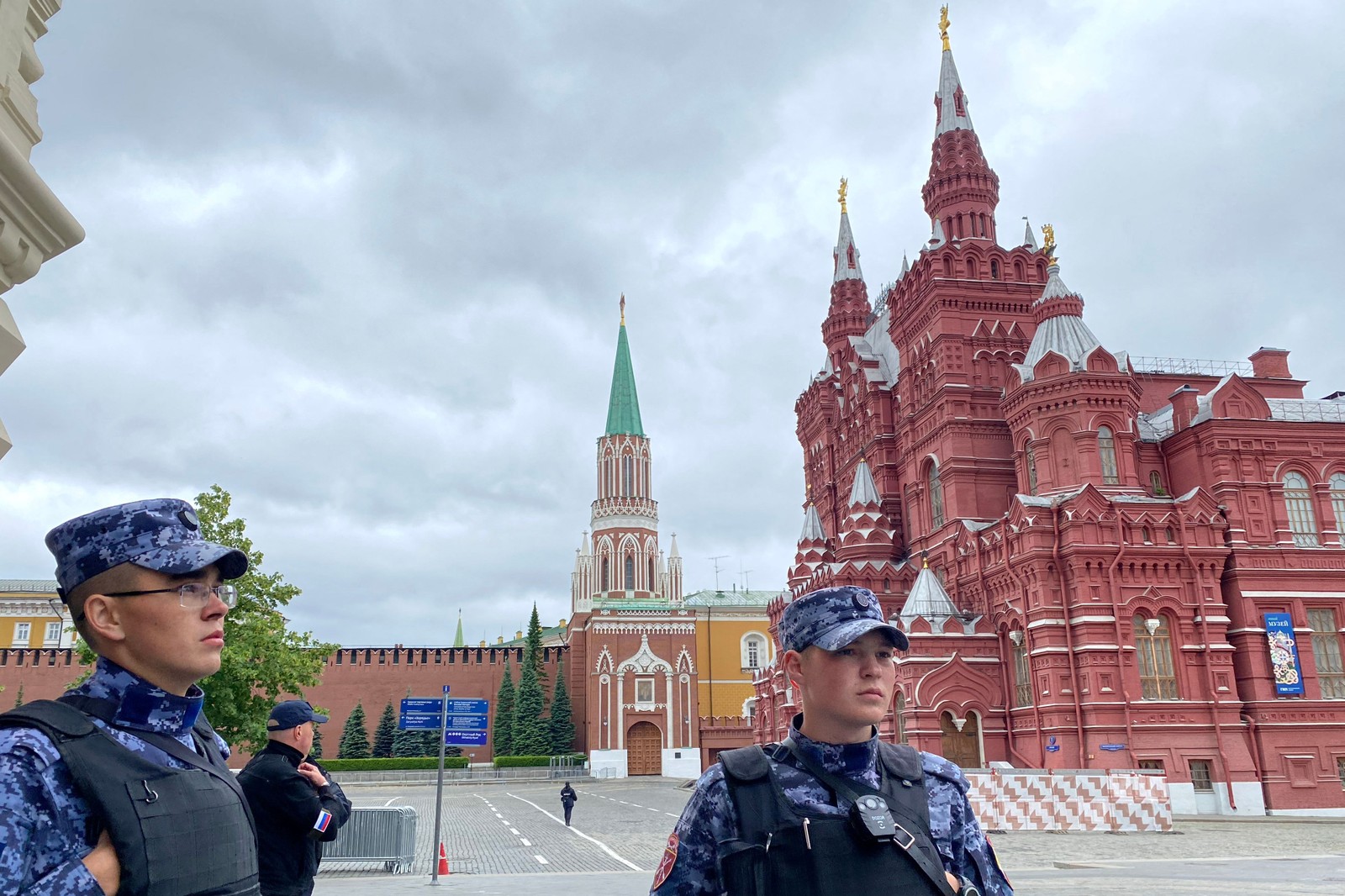 Policiamento foi reforçado após início do levante militar de mercenários, que ameaçam marchar até a capital se Moscou não atender demandas — Foto: STRINGER / AFP