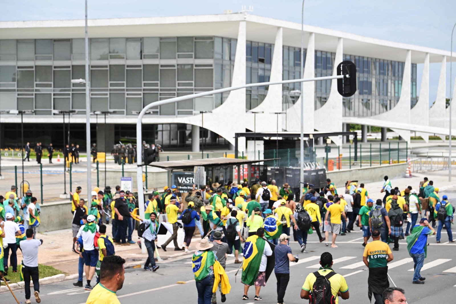 Bolsonaristas entraram em conflito com a polícia nos arredores do Palácio do Planalto — Foto: Evaristo Sá/AFP