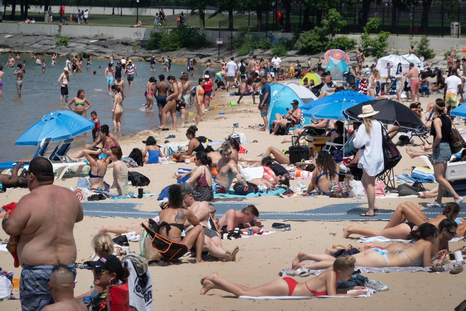 As pessoas se refrescam à beira do lago  em Chicago, Illinois. Uma onda de calor trouxe temperaturas quentes recordes para grande parte das áreas Centro-Oeste e Nordeste do país esta semana. — Foto: Scott Olson/Getty Images/AFP