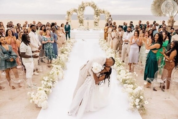 Simone Biles e Jonathan Owens se beijam na cerimônia que aconteceu em uma praia, no México — Foto: Reprodução da internet