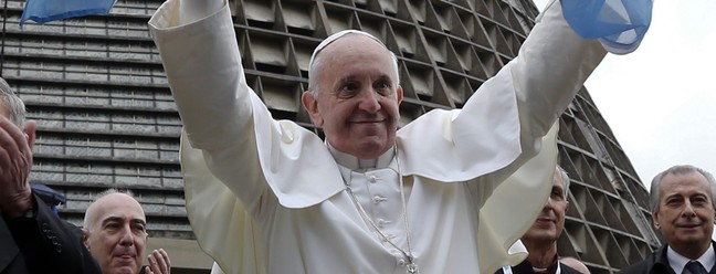 Papa Francisco segura uma bandeira da Argentina do lado de fora da Catedral Metropolitana do Rio de Janeiro em 25 de julho de 2013  — Foto: AFP PHOTO / Stefano Rellandini 