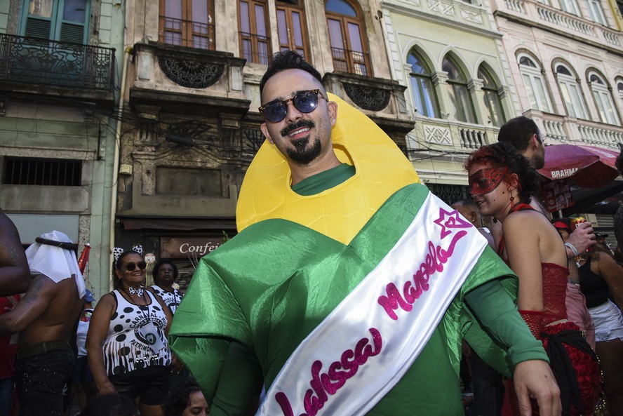 Folião fantasia-se de milho, em referência ao meme da atriz Larissa Manoela