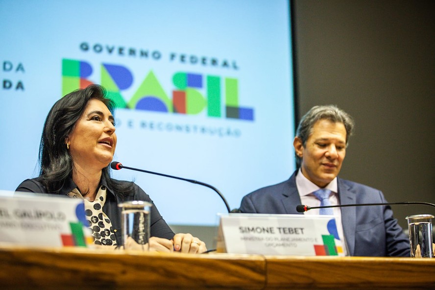 Simone Tebet e Fernando Haddad durante apresentação das novas regras fiscais do governo Lula