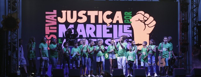 Festival cobra justiça pelo assassinato de Marielle Franco e Anderson Gomes, na Praça Mauá — Foto: Alexandre Cassiano / Agência O Globo