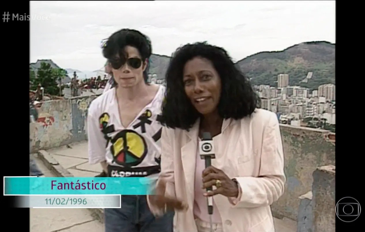 Glória Maria com Michael Jackson em 1996, quando o Rei do Pop veio ao Brasil para gravar em comunidades na Bahia e Rio de Janeiro — Foto: Reprodução/TV Globo
