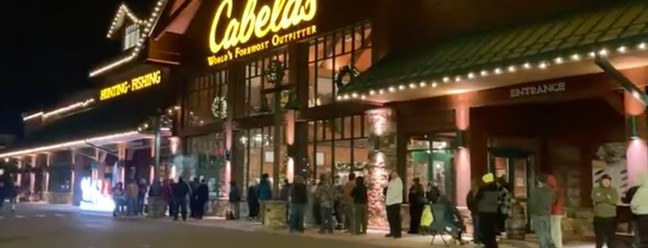 Loja de varejo Cabela's, em Oregon (EUA), forma filas desde a madrugada — Foto: Reprodução/Twitter