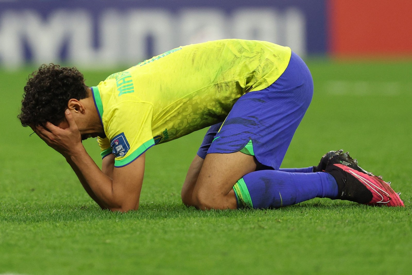 Marquinhos lamenta depois de acertar a trave na disputa de pênaltis, classificando a Croácia — Foto: ADRIAN DENNIS/AFP