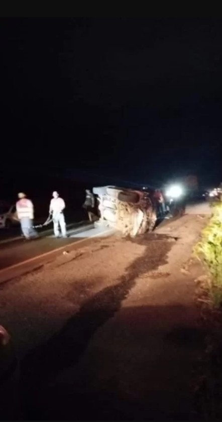 Carro de Zé Neto tombou após acidente em rodovia — Foto: Reprodução/PRF