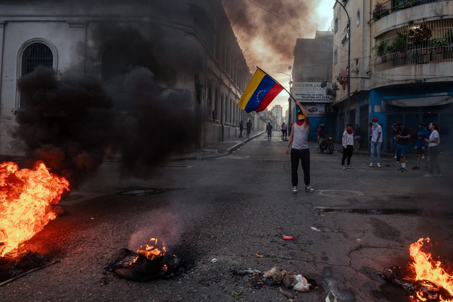 Manifestantes contra o governo de Maduro saem às ruas em Caracas, Venezuela