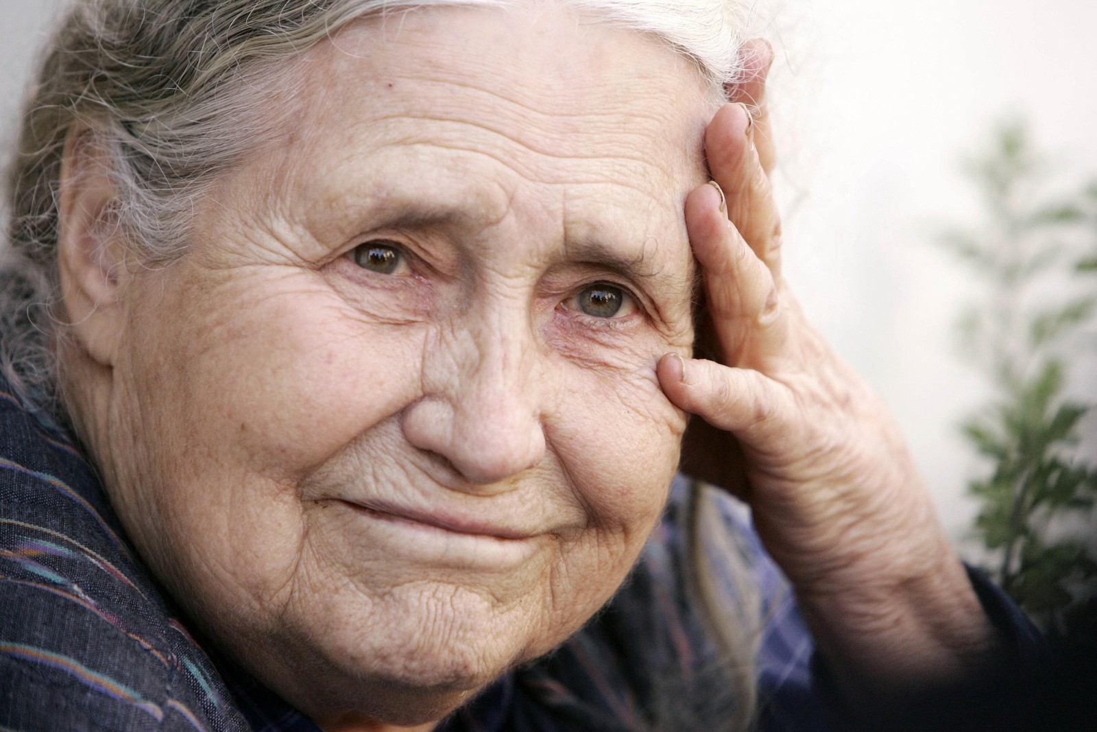 Doris Lessing, morta em 2013, aos 94 anos, foi a pessoa mais velha a ganhar o Nobel de Literatura em 2007 - Foto AFP PHOTO/SHAUN CURRY