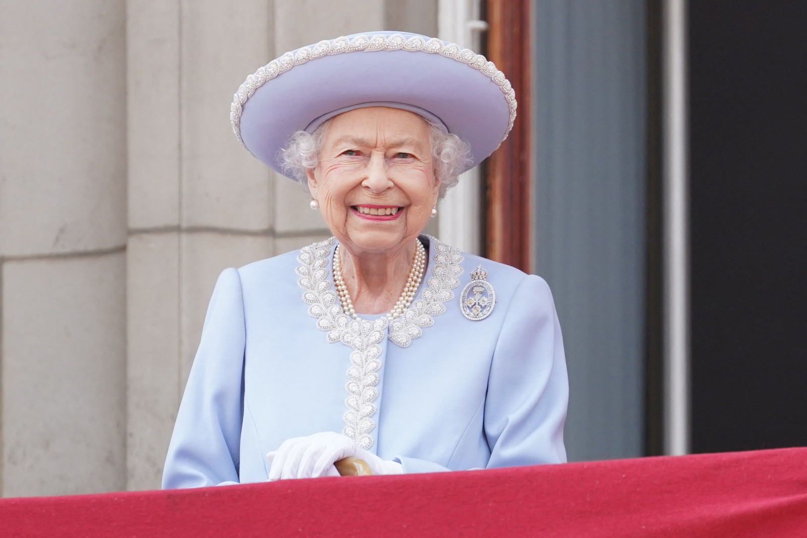 Rainha Elizabeth II no Jubileu de Platin  Britain's Queen Elizabeth II stands on the Balcony of Buckingham Palace bas the troops march past during the Queen's Birthday Parade, the Trooping the Colour, as part of Queen Elizabeth II's platinum jubilee celebrations, in London on June 2, 2022. - Huge crowds converged on central London in bright sunshine on Thursday for the start of four days of public events to mark Queen Elizabeth II's historic Platinum Jubilee, in what could be the last major public event of her long reign.  — Foto: (Photo by Jonathan Brady / POOL / AFP)