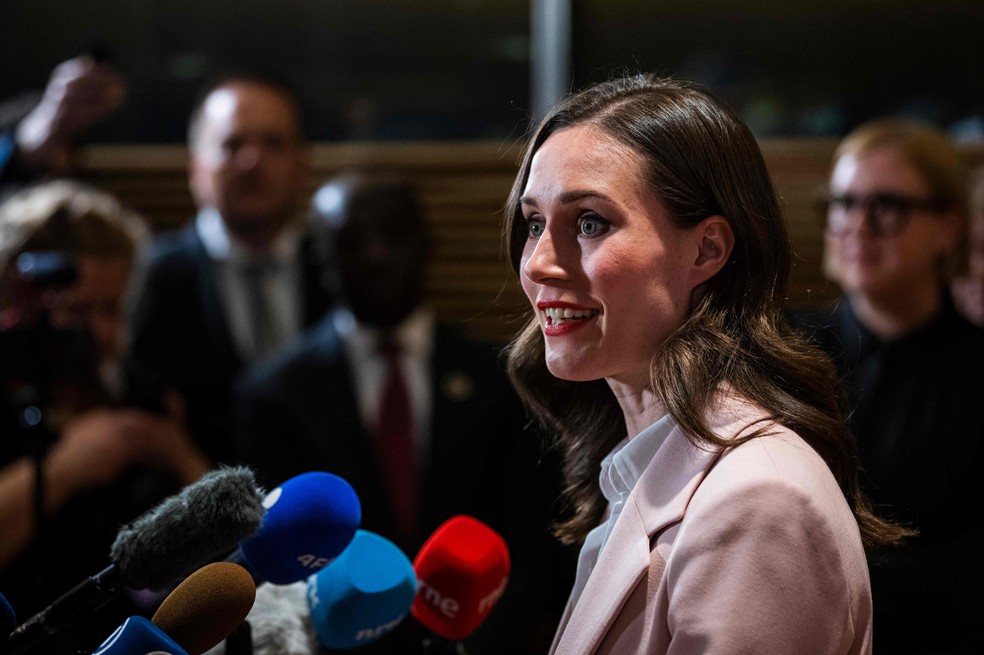 Primeira-ministra da Finlândia, Sanna Marin, fala com a imprensa depois do anúncio dos resultados das eleições  — Foto: Jonathan Nackstrand / AFP