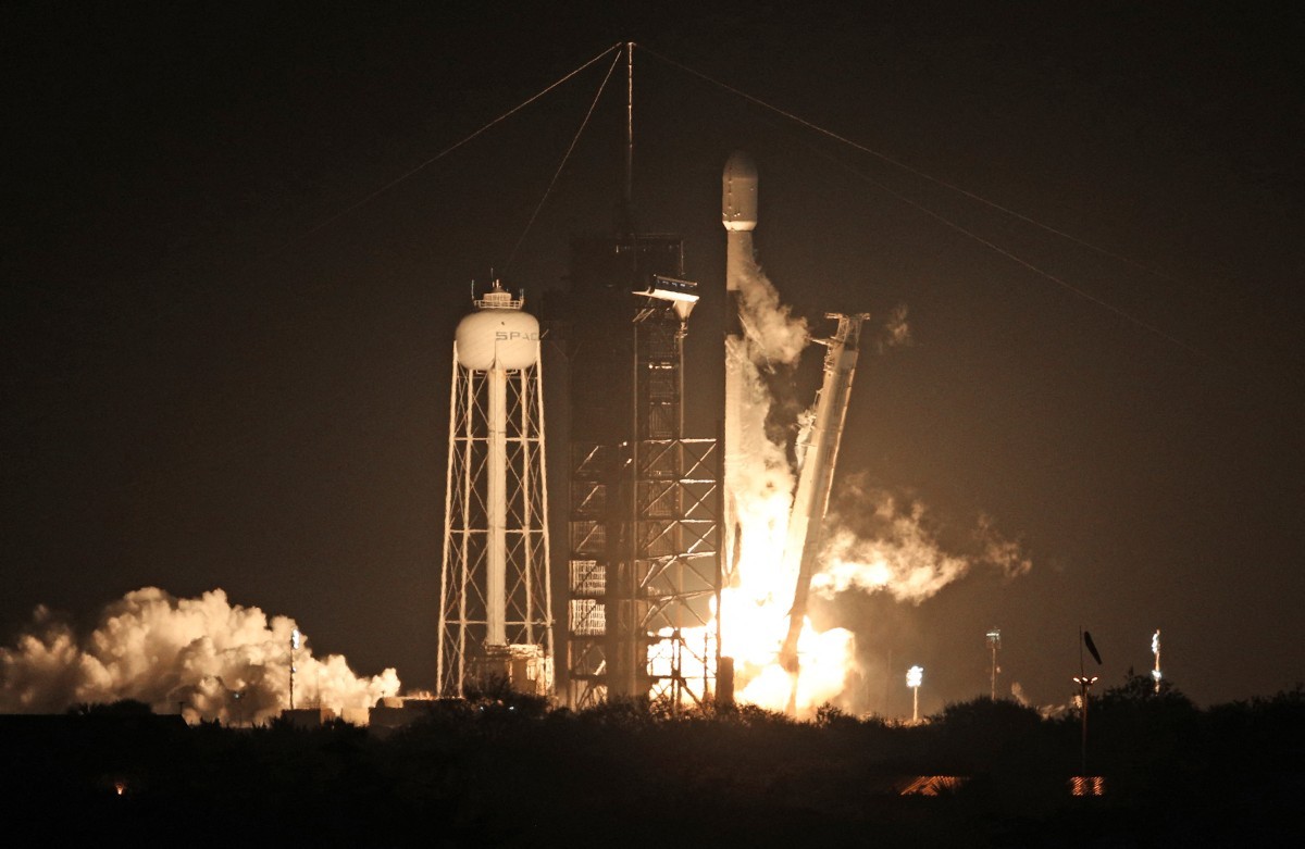 Um foguete SpaceX Falcon 9 decola da plataforma de lançamento LC-39A no Kennedy Space Center com a missão do lander lunar Nova-C da Intuitive Machines, em Cape Canaveral, Flórida, em 15 de fevereiro de 2024 — Foto: GREGG NEWTON / AFP