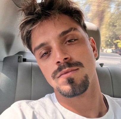 Em entrevista ao jornal "Extra", Rodrigo Simas disse ser bissexual. Ele namora a atriz Agatha Moreira — Foto: Reprodução/Instagram