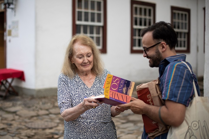 Annie Ernaux autografa livro na Flip