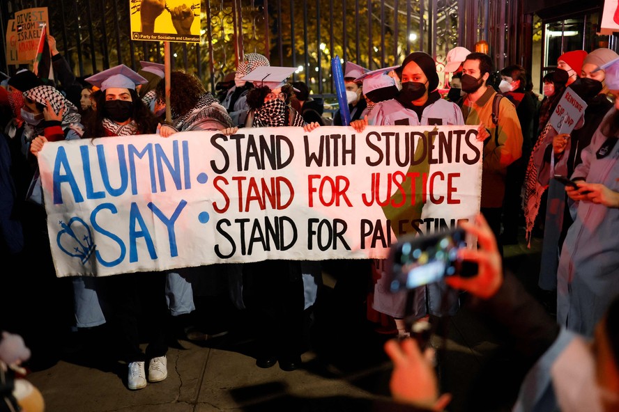 Alunos protestam contra suspensão de grupo pró-Palestina da Universidade Columbia, em Nova York