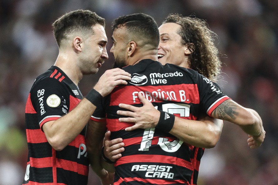 Fabrício Bruno é celebrado por Leo Ortiz e David Luiz após marcar o segundo gol do Flamengo sobre o Cruzeiro