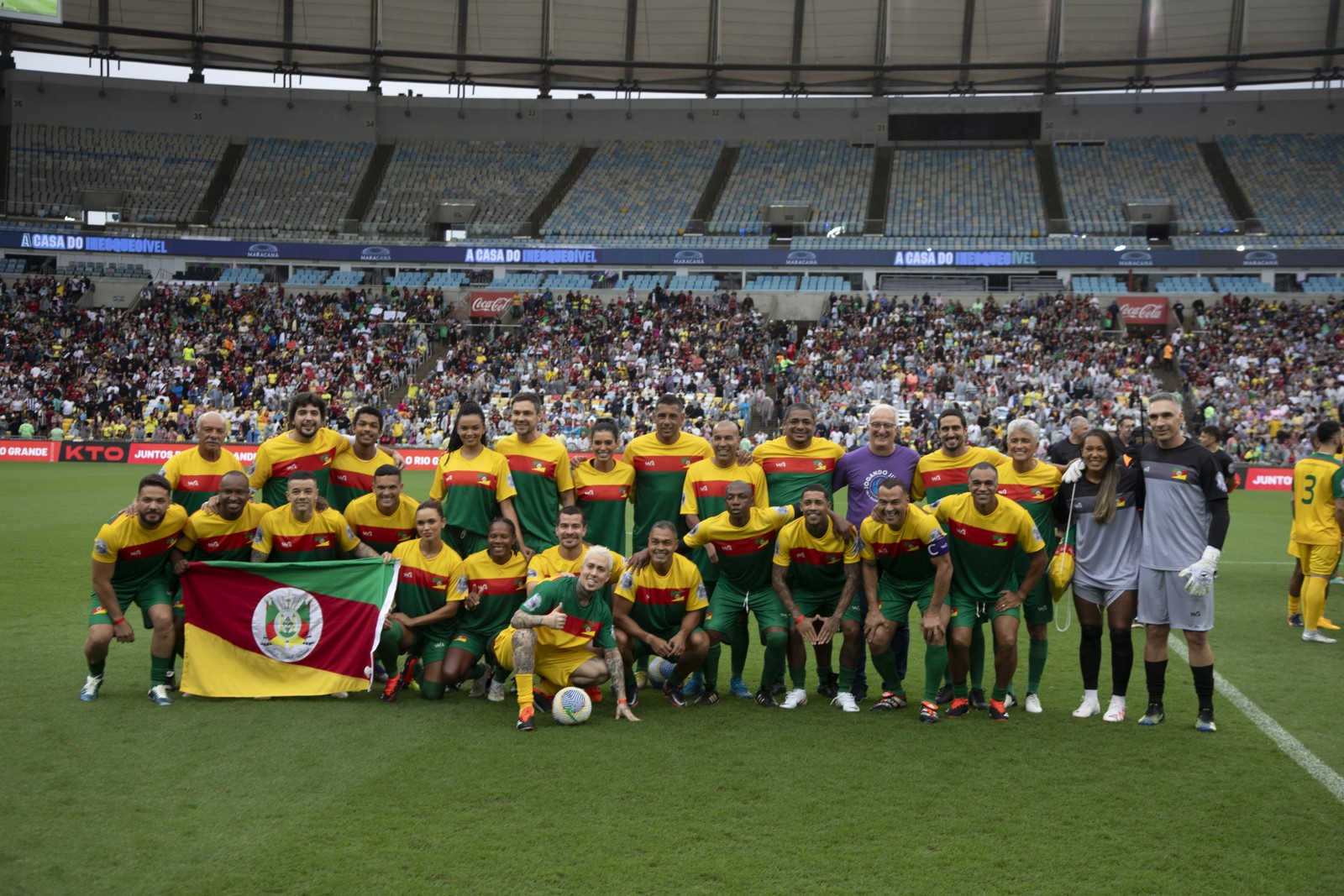 Partida de futebol beneficente em prol das vítimas da catástrofe climática no Rio Grande do Sul, com a presença de Ronaldinho Gaúcho, Adriano, Cafu, Ludmilla e outros. Na foto, o time amarelo. — Foto: Guito Moreto - Ag O Globo