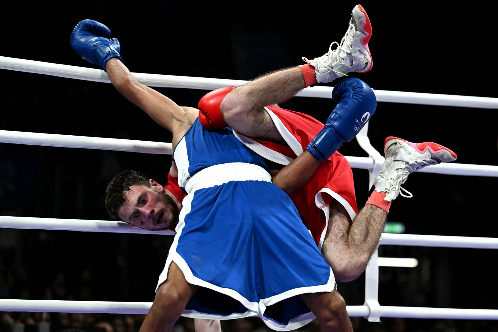 Yunior Alcantara Reyes, da República Dominicana (de azul), luta contra Nijat Huseynov, do Azerbaijão — Foto: MOHD Rasfan/AFP