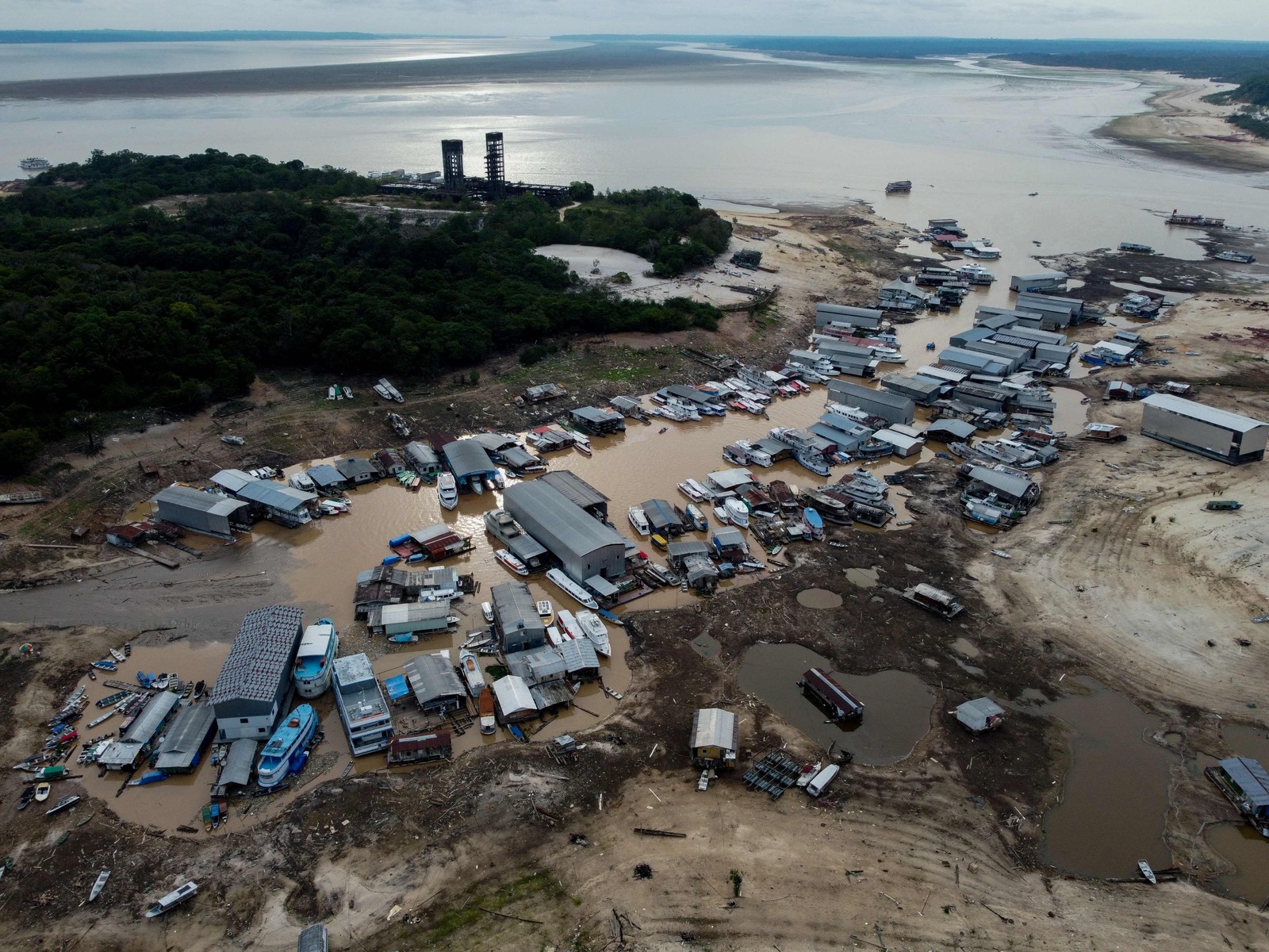 Casas flutuantes no Rio Negro, em Manaus, em meio à estiagem na região — Foto: Michael Dantas/AFP