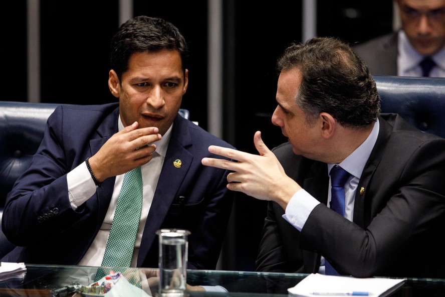 Os senadores Rodrigo Cunha e Rodrigo Pacheco, presidente do Senado, durante votaçao da taxa das blusinhas na Casa