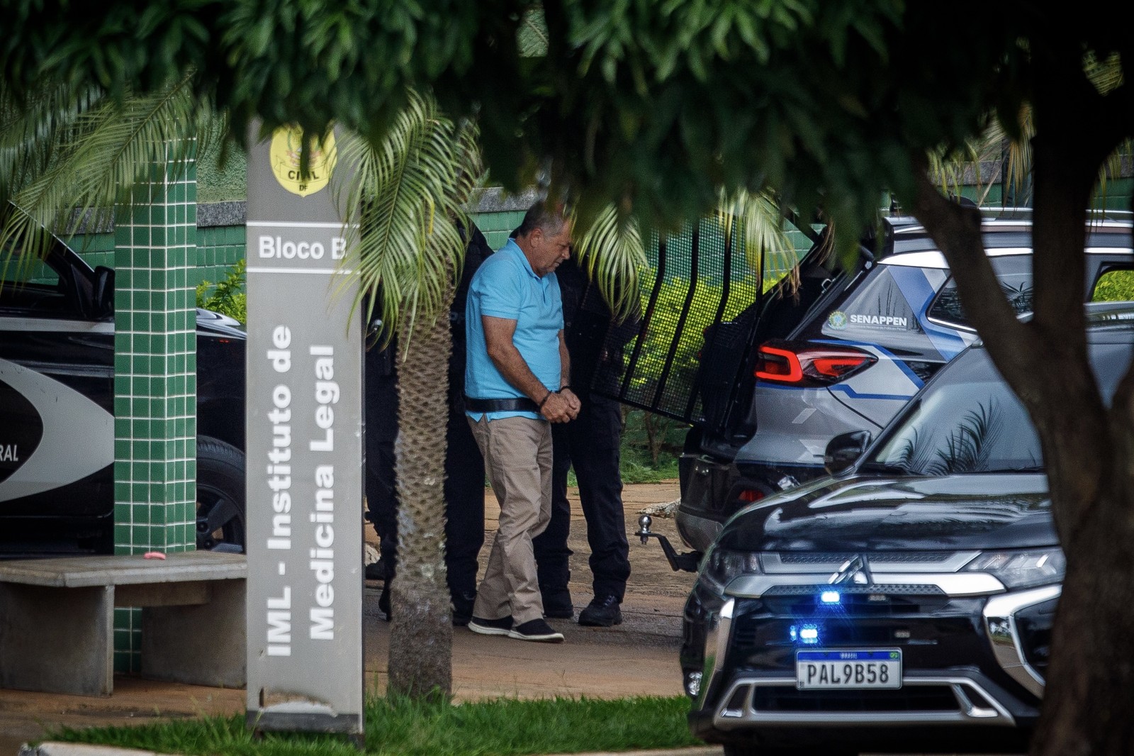 Chiquinho Brazão deixa IML após fazer corpo de delito em Brasília — Foto: Brenno Carvalho / Agência O Globo