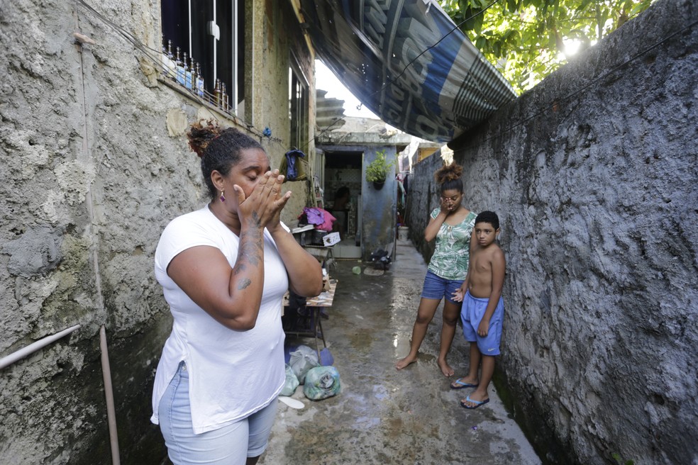 Viviane do lado de fora de sua casa: "Eu quero que chova e eu não fique preocupada. Quero ficar em casa com os meus filhos e saber que não vai encher" — Foto: Domingos Peixoto