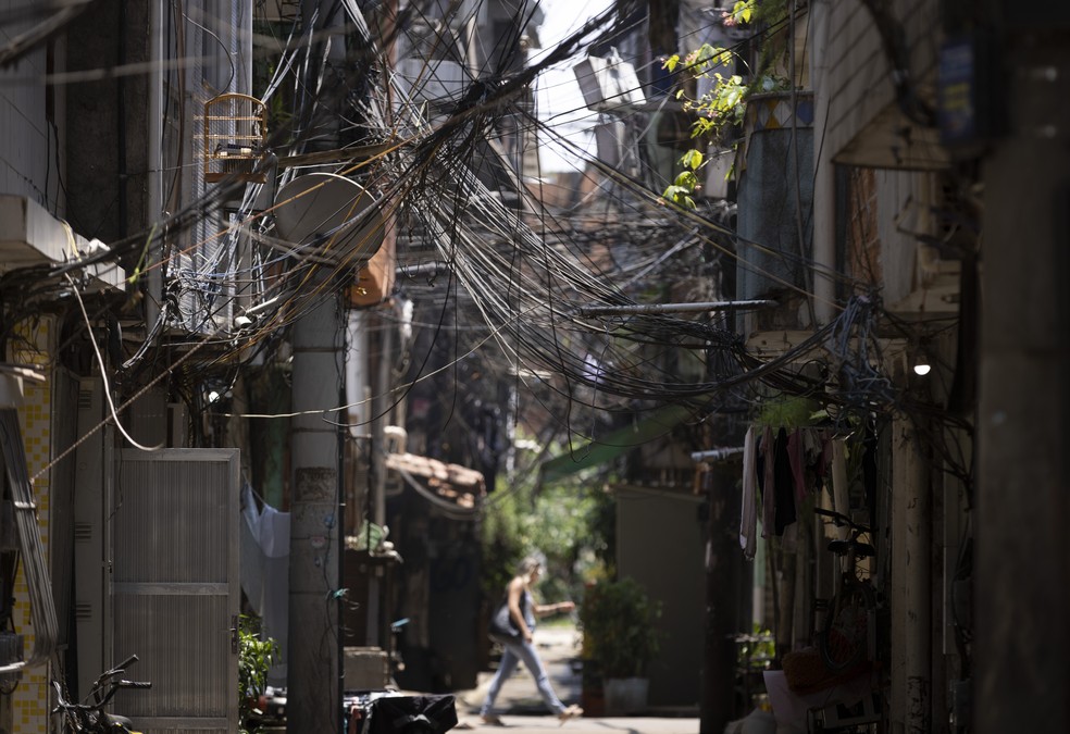 Emaranhado de fios e gatos de energia na Rua Romance, na localidade de Areinha, em Rio das Pedras — Foto: Marcia Foletto/Agência O Globo