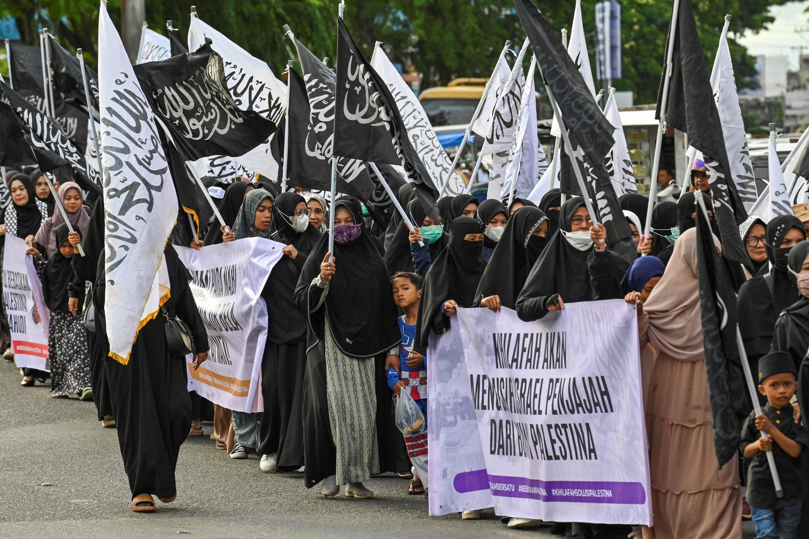 Manifestantes participam num comício pró-palestiniano em Banda Aceh — Foto: CHAIDEER MAHYUDDIN / AFP
