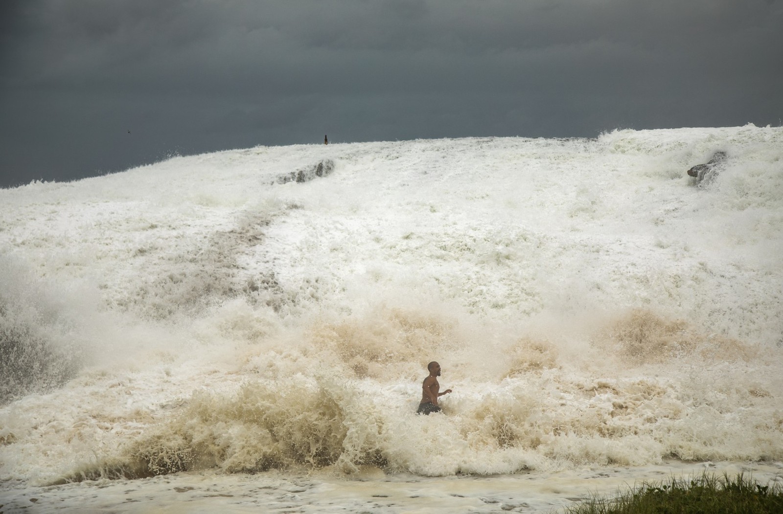 Ondas tomaram a areia, atravessando a Pedra do Pampo, no canto direito de Itacoatiara  — Foto: Ana Branco